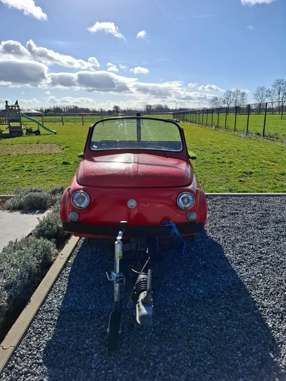 Fiat 500 oldtimer op aanhangwagen, Enlèvement