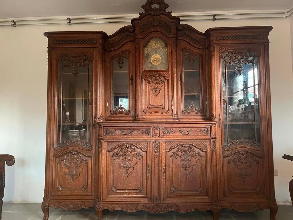 Luikse vitrine met mooi steekwerk., Enlèvement