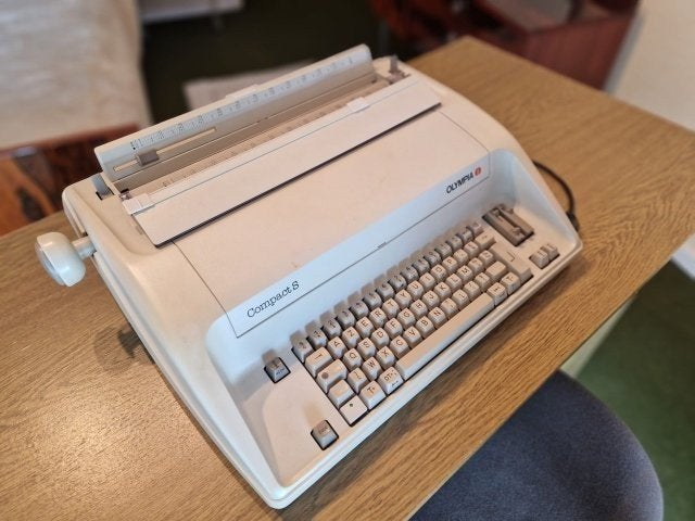 Electrische typmachine - Olympia Compact S, Ophalen
