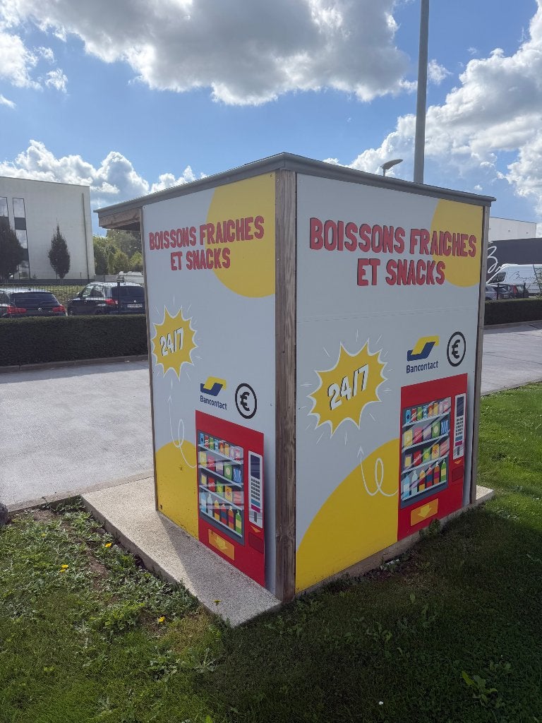 Cabanon en bois avec 3 panneaux publicitaires, Enlèvement, Comme neuf, Autres types