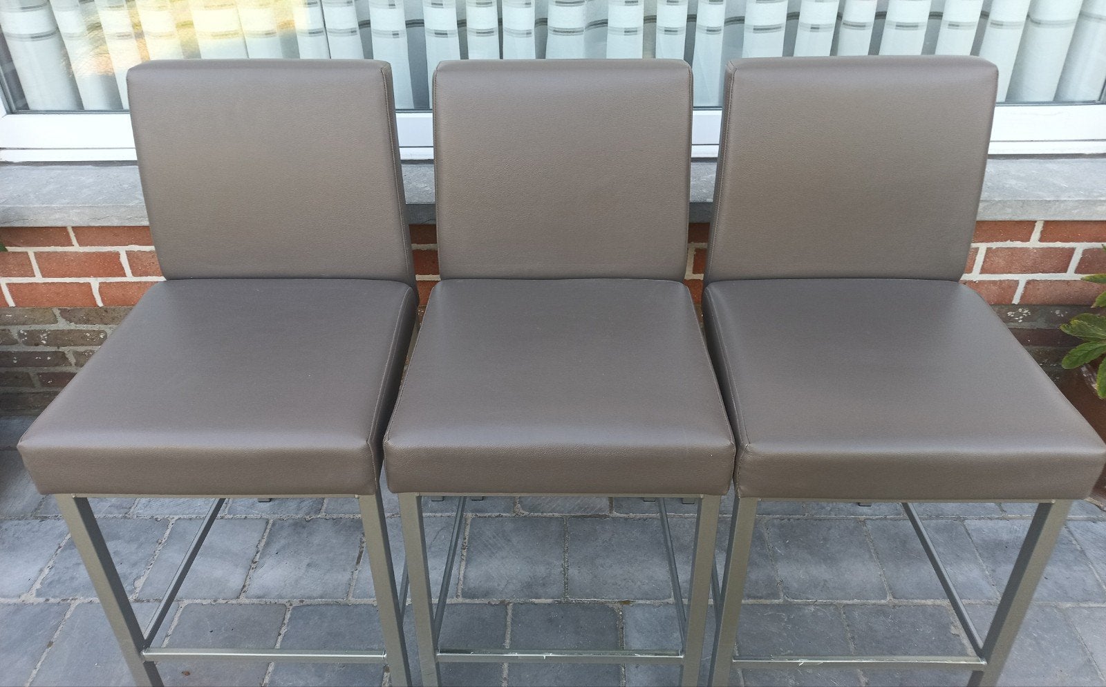 Set van 3 taupe/ grijsbruine barkrukken / barstoelen, Ophalen, Gebruikt, Met voetsteun, 60 tot 90 cm