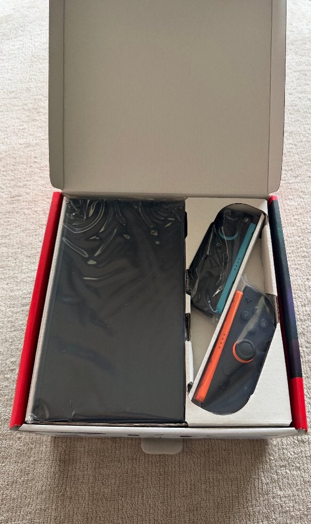 Nintendo Switch 2 — Nooit gebruikt — Originele verpakking, Enlèvement, Neuf, Avec 1 manette, Switch OLED
