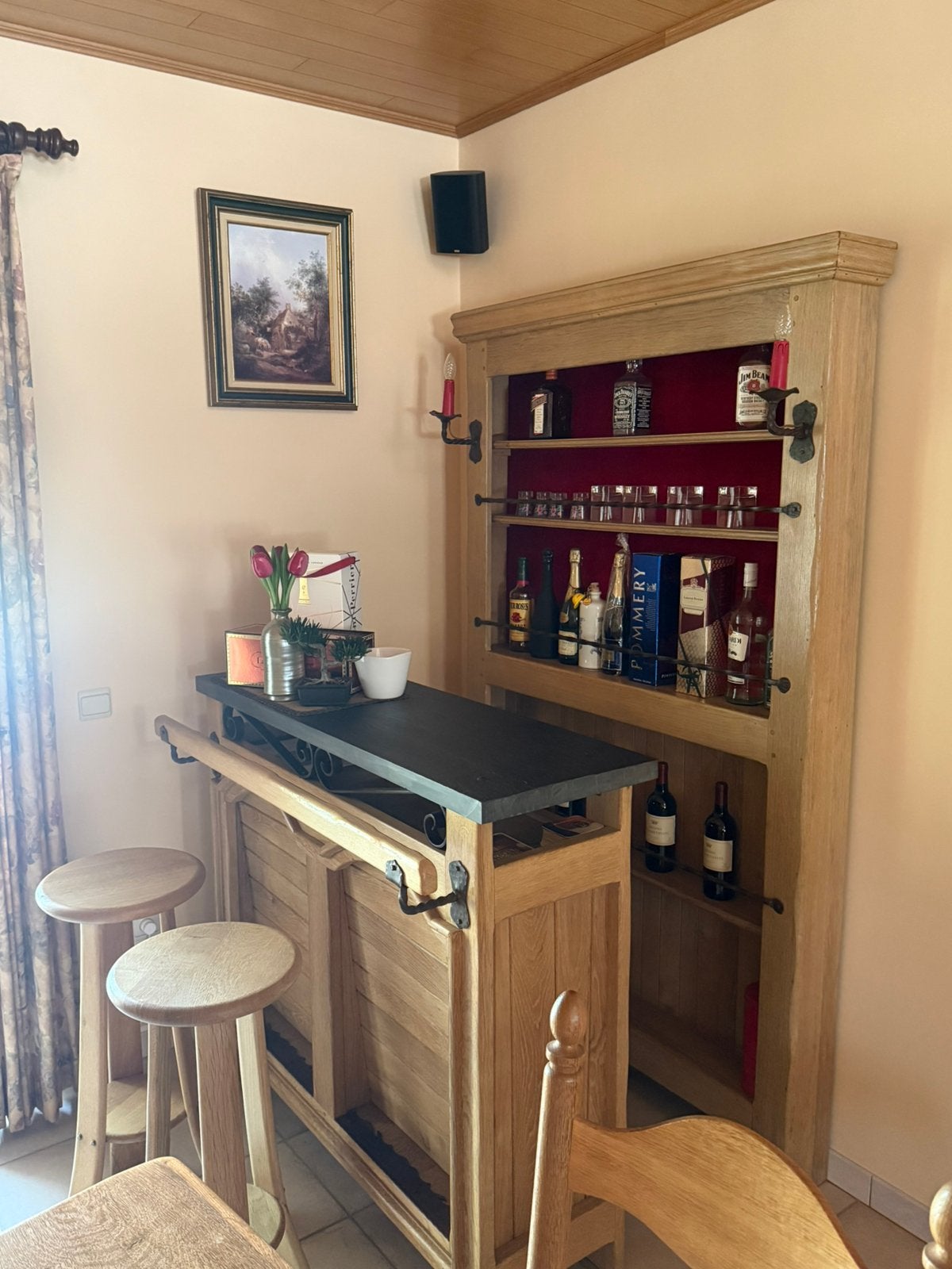 Rustieke massief eiken barset (toog, krukken, wandkast) !!, Ophalen, Zo goed als nieuw, Inclusief barstoelen