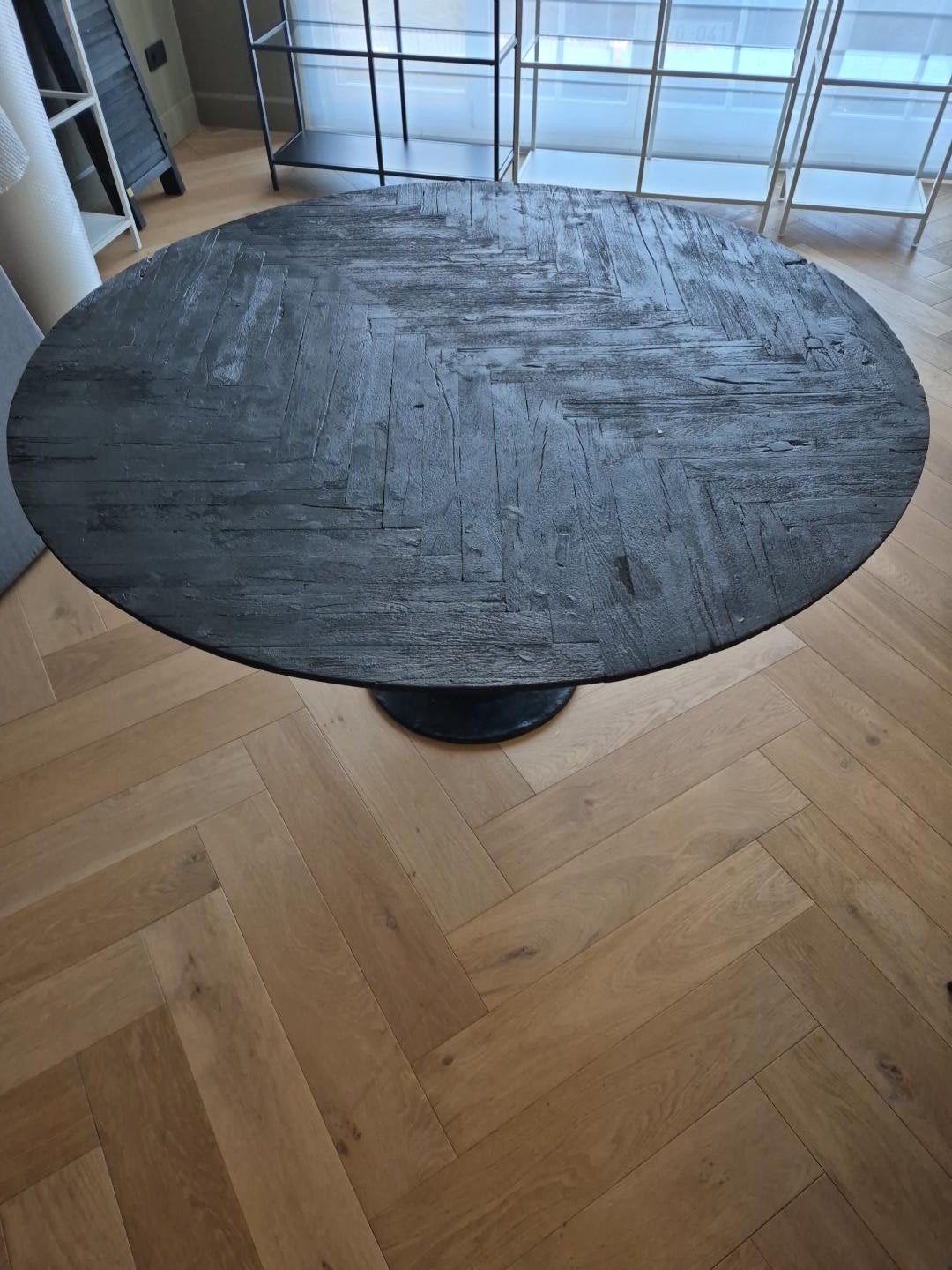 Ronde zwarte eettafel Ø 140 cm met metalen trompetvoet, Ophalen, 50 – 75, Rond, Zo goed als nieuw