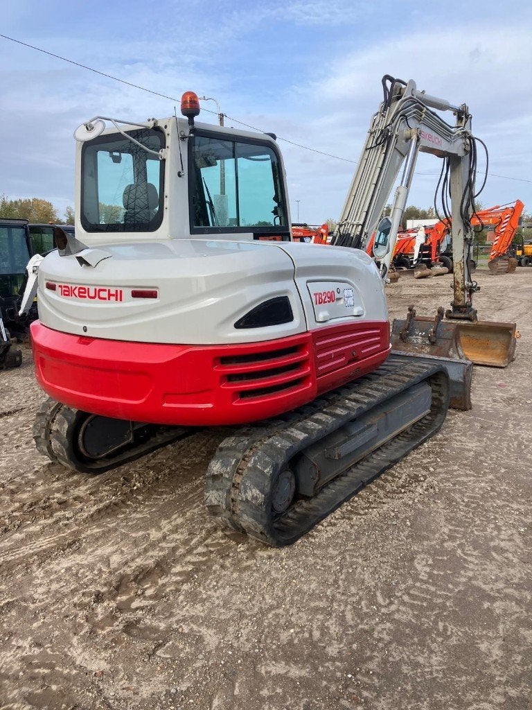 Takeuchi TB290, Enlèvement, Excavatrice