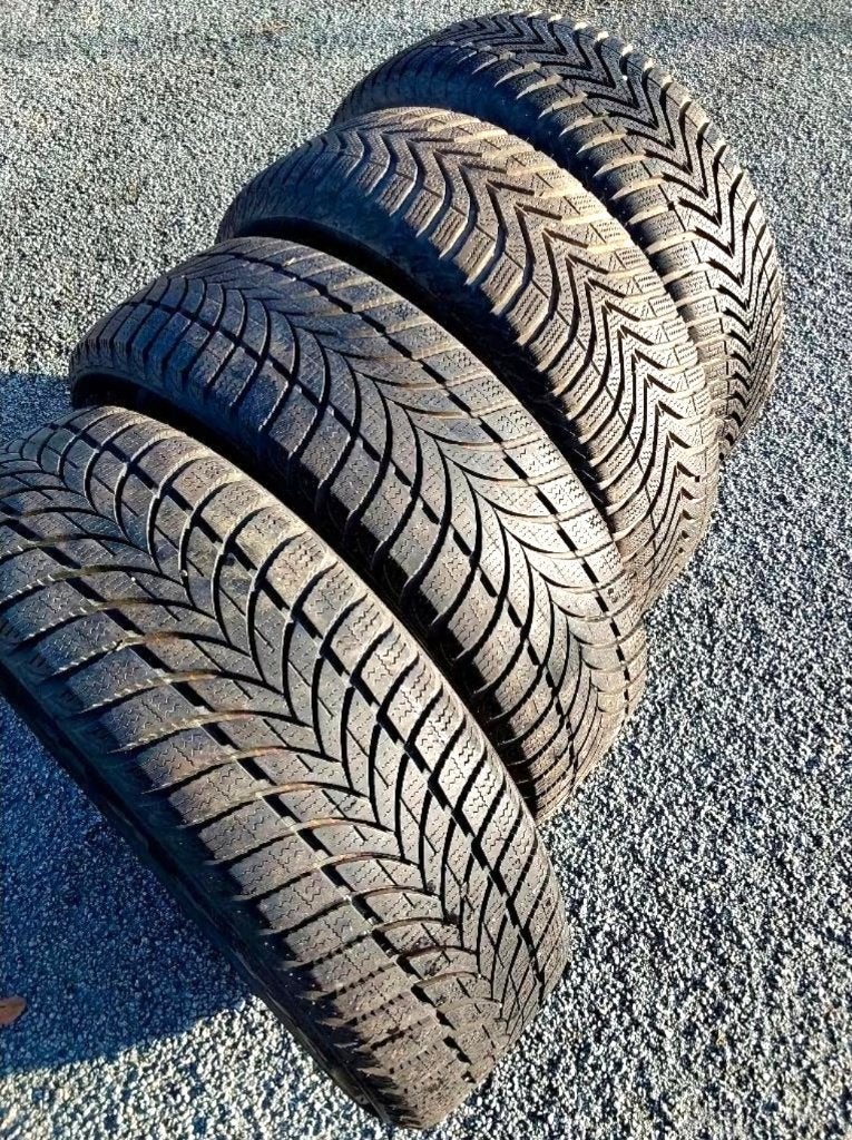 4 très bons pneus hiver 195/65-15, jantes Mazda, Auto-onderdelen, Banden en Velgen, Ophalen, Gebruikt, 15 inch, Banden en Velgen