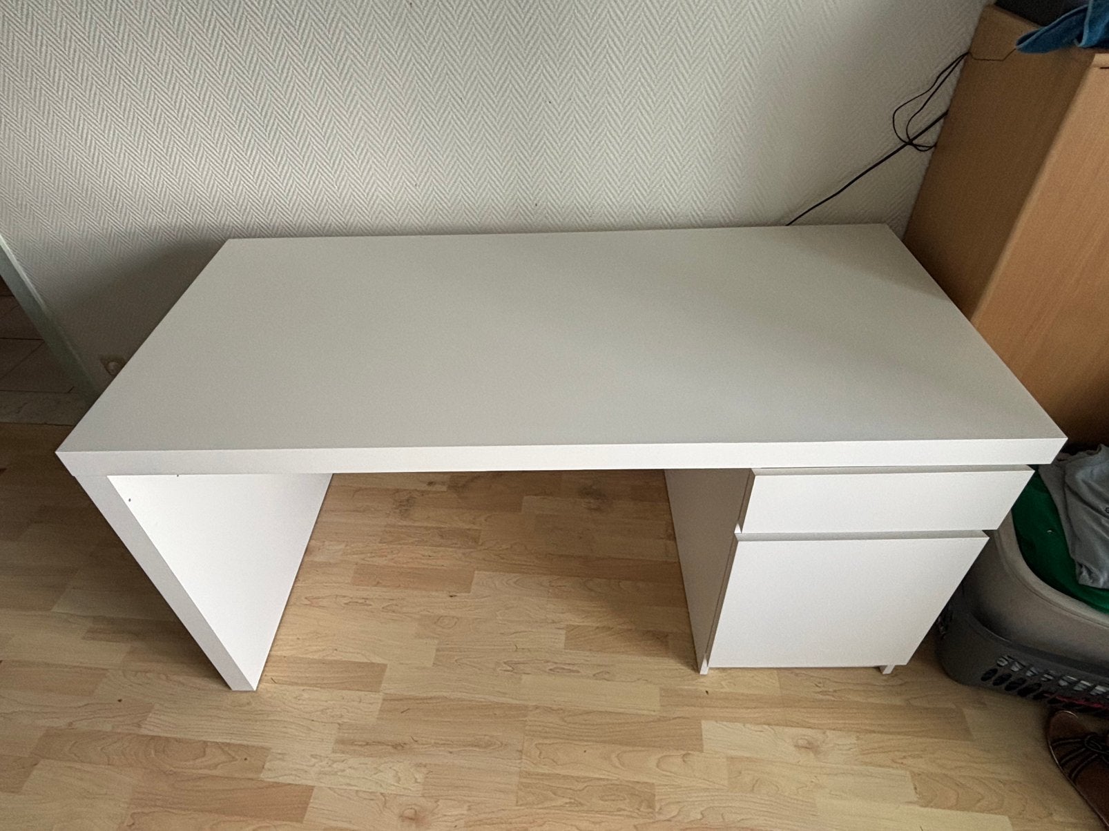 Malm bureau ikea, Ophalen, Kabelgoot, Zo goed als nieuw, IKEA