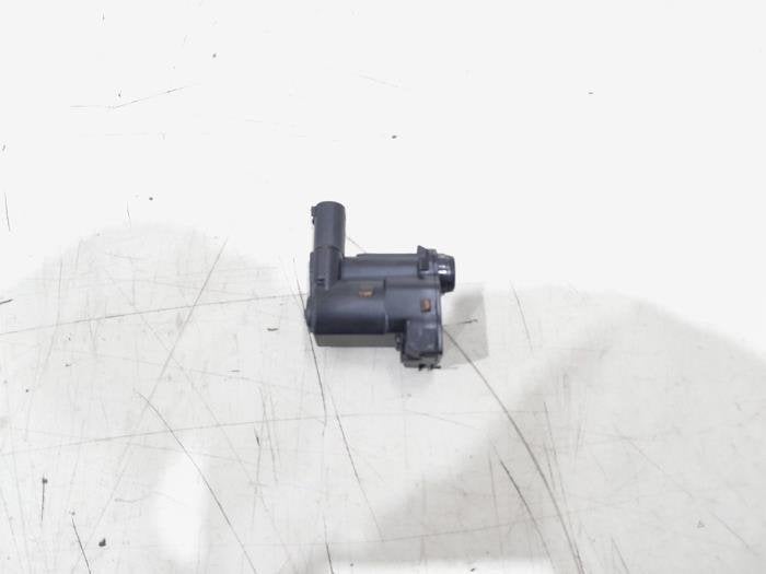 Moteur de verrouillage clapet réservoir d'un BMW 2-Serie, -, 3 mois de garantie, Utilisé, -