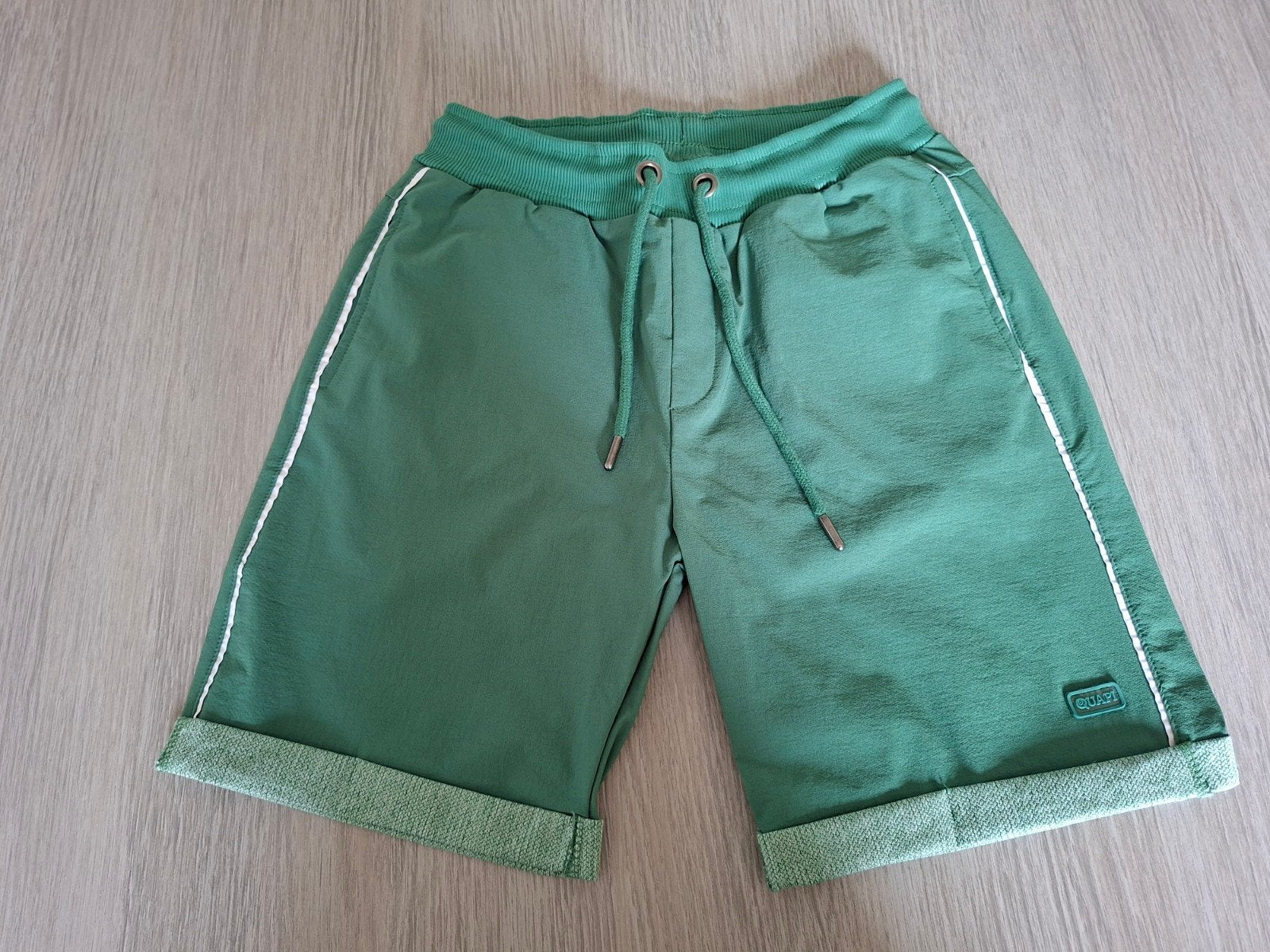 Groene short quapi 146/152, Kinderen en Baby's, Kinderkleding | Maat 146, Broek, Jongen of Meisje, Ophalen of Verzenden, Zo goed als nieuw