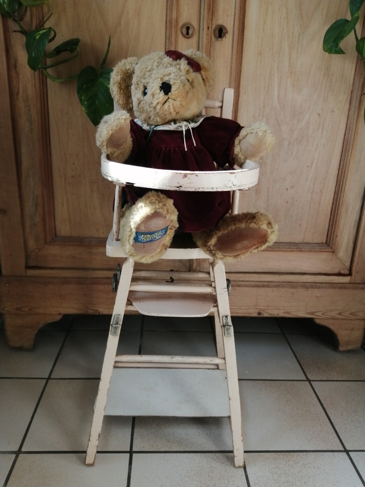 Ancienne chaise haute pour poupée, Enlèvement