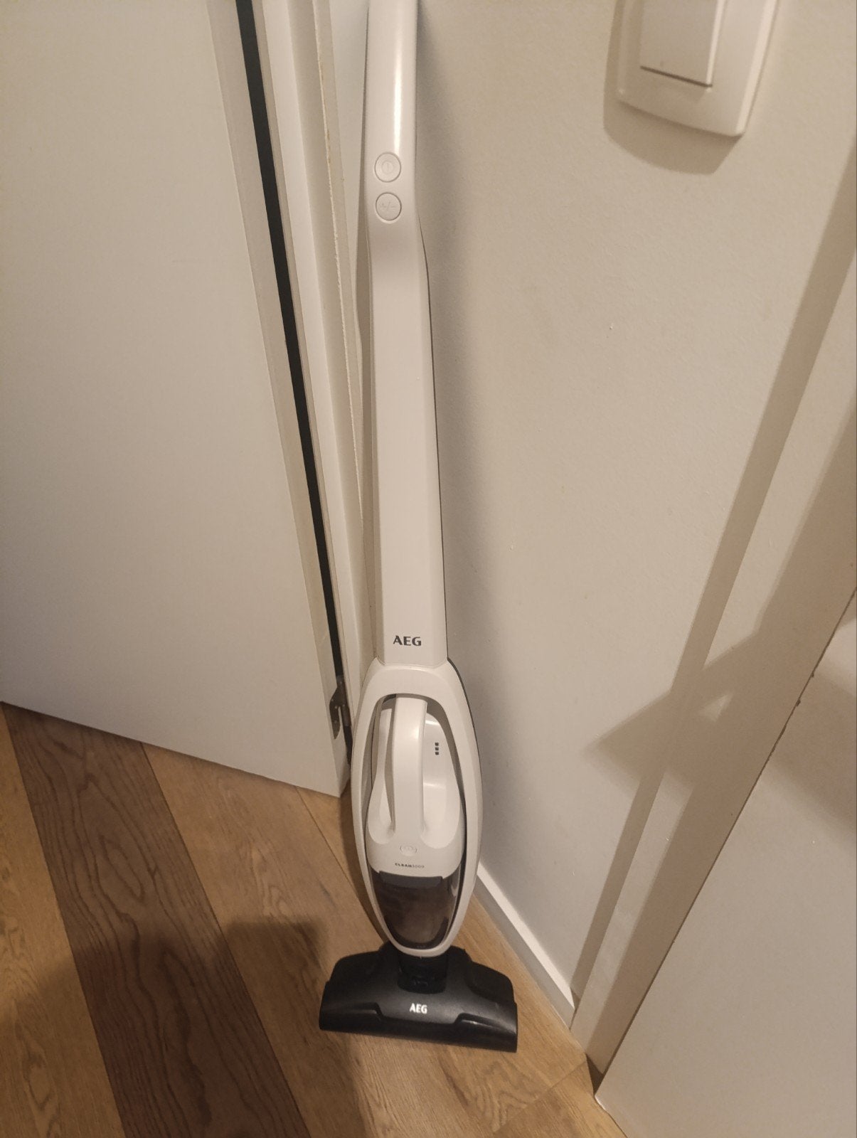 AEG stofzuiger - draadloos / AEG vacuum cleaner - cordless, Elektronische apparatuur, Stofzuigers, Ophalen, Draadloos, Steelstofzuiger