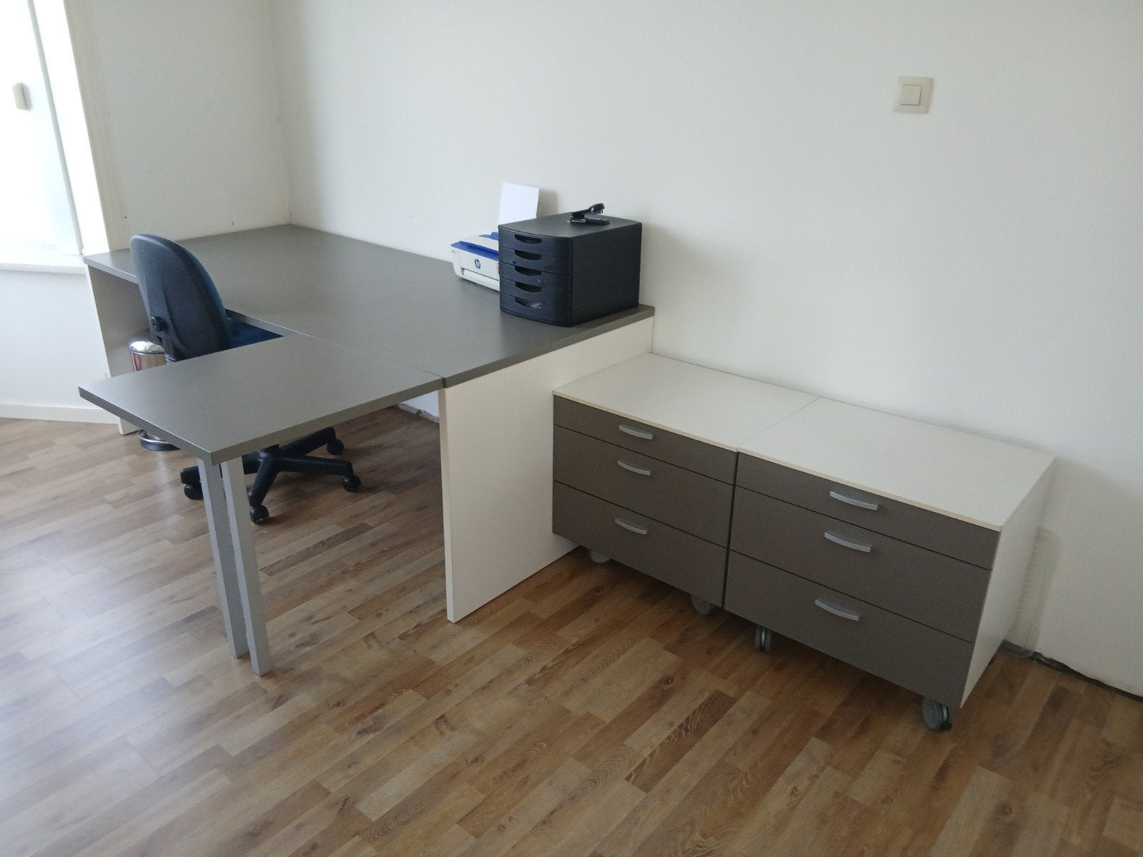 bureau à deux tiroirs, Enlèvement