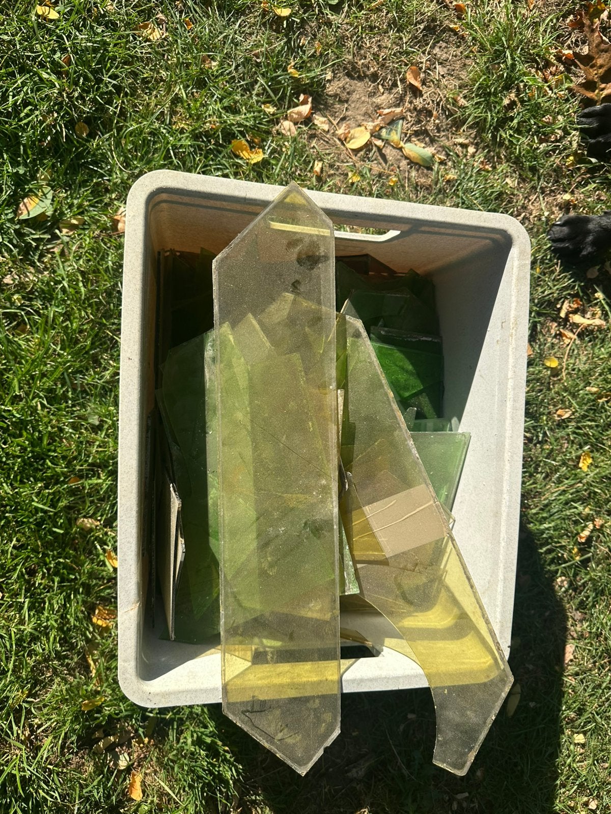 Bak met reststukken geel en groen en mauve vlak glas, Ophalen, Gebruikt, Glas, Geel