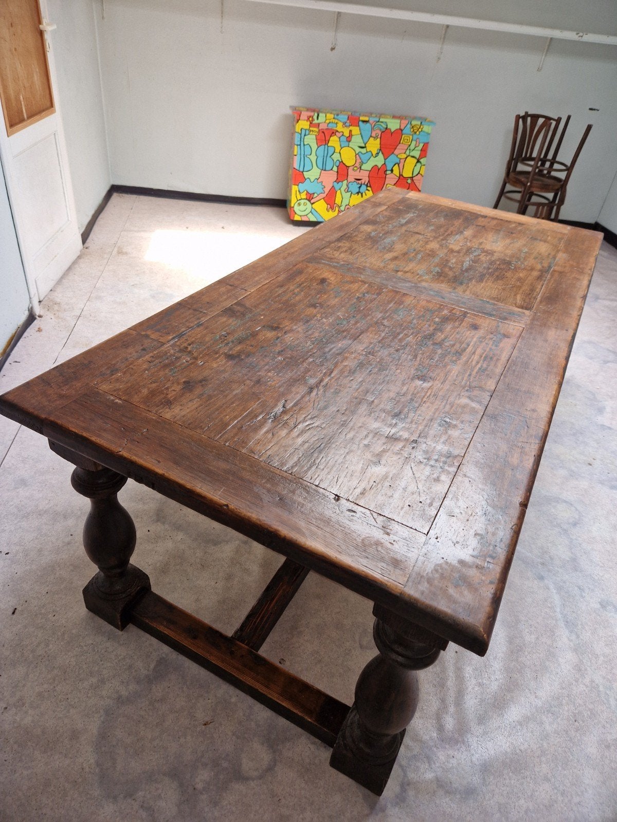 Table de monastère antique française, Enlèvement