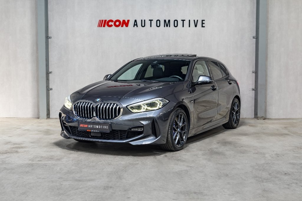 BMW 118 I - M PACK | PANO | LED | CARPLAY | PDC, Auto's, Dealer onderhouden, 1 Reeks, 1365 kg, 5 deurs