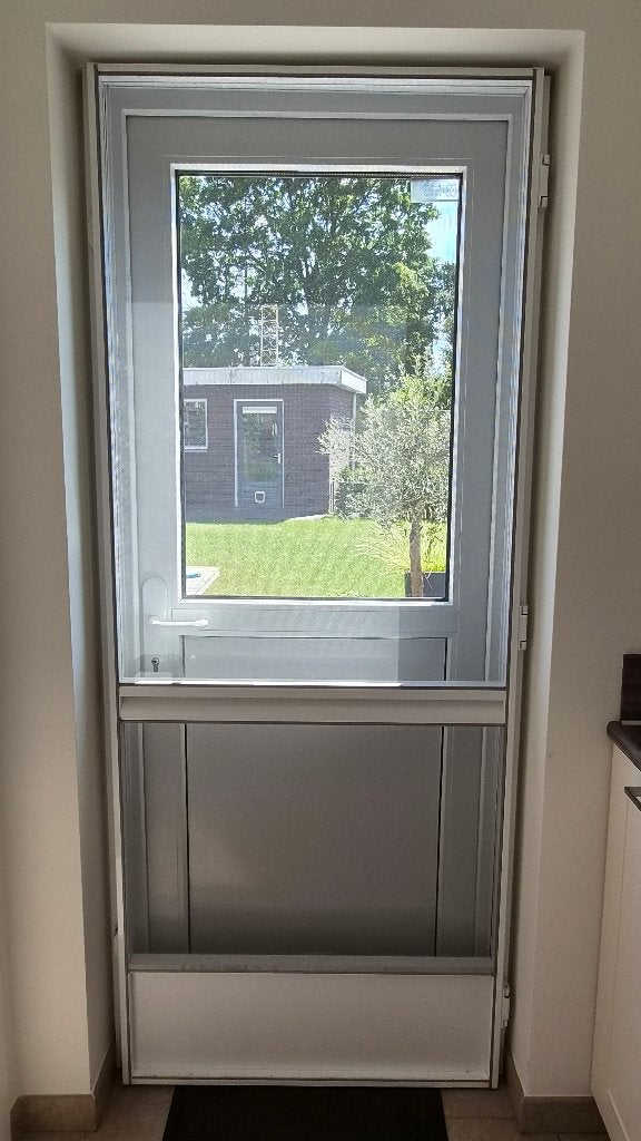 Witte aluminium vliegendeur (draaideur) - Goede staat!, Ophalen, 80 tot 100 cm, Hordeur, Zo goed als nieuw