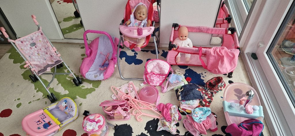 2 poppen + véél accessoires €50, Ophalen, Zo goed als nieuw, Babypop