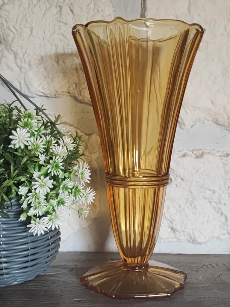 Vase en verre pressé et moulé, ambré, art déco, Scailmont, Antiquités & Art, Antiquités | Vases, Enlèvement ou Envoi