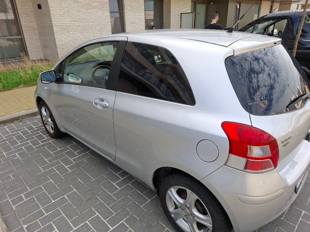 Toyota Yaris, Auto's, Voorwielaandrijving, Stof, Zwart, 4 cilinders