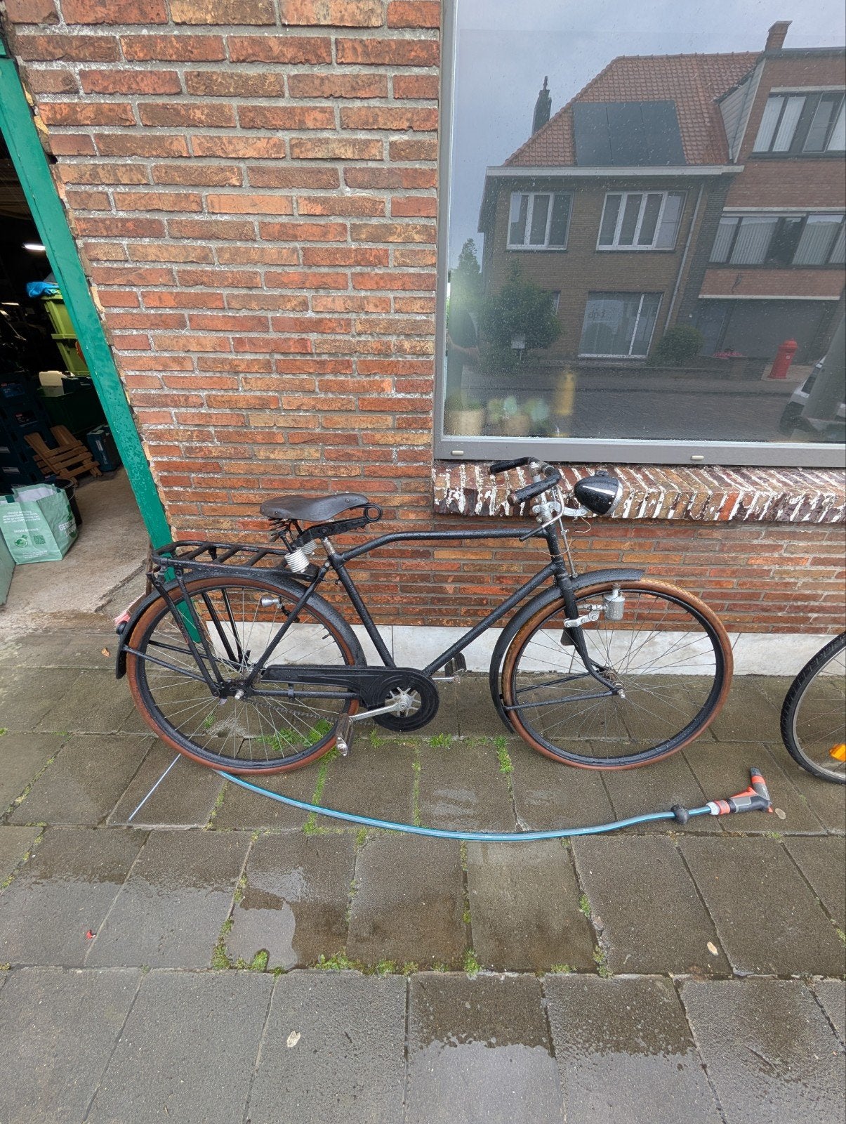 Oldtimer fiets met nummer plaat, Ophalen