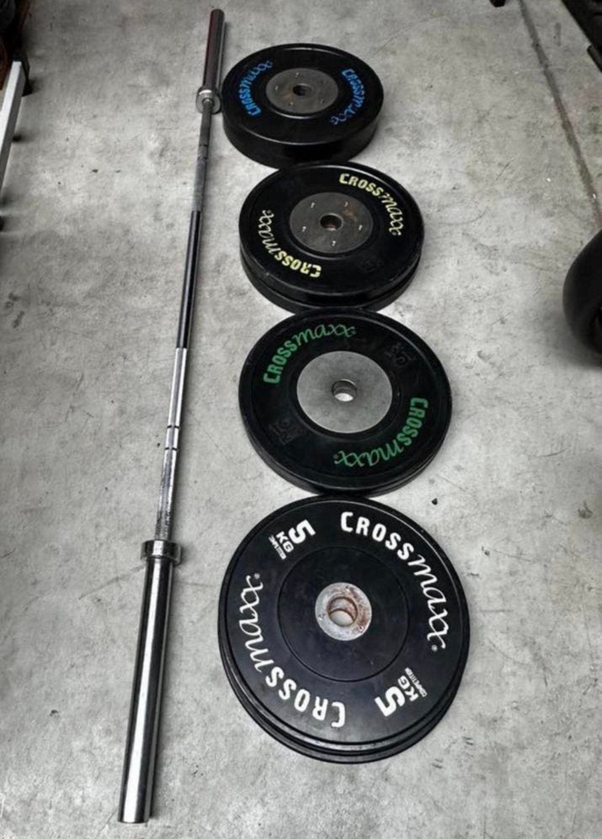 100kg Crossmaxx Compitie Bumperplates + Barbell 220cm ,20kg, Sport en Fitness, Ophalen, Gebruikt, Halterschijven