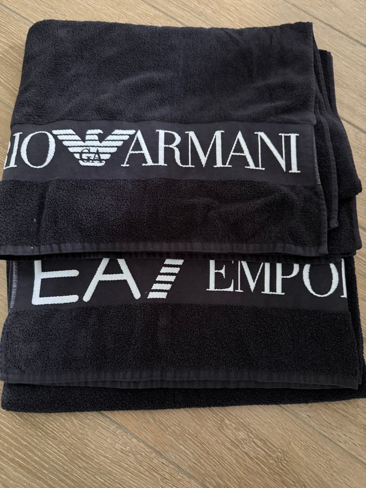 2 serviettes de plage armani, Maison & Meubles, Enlèvement, Neuf