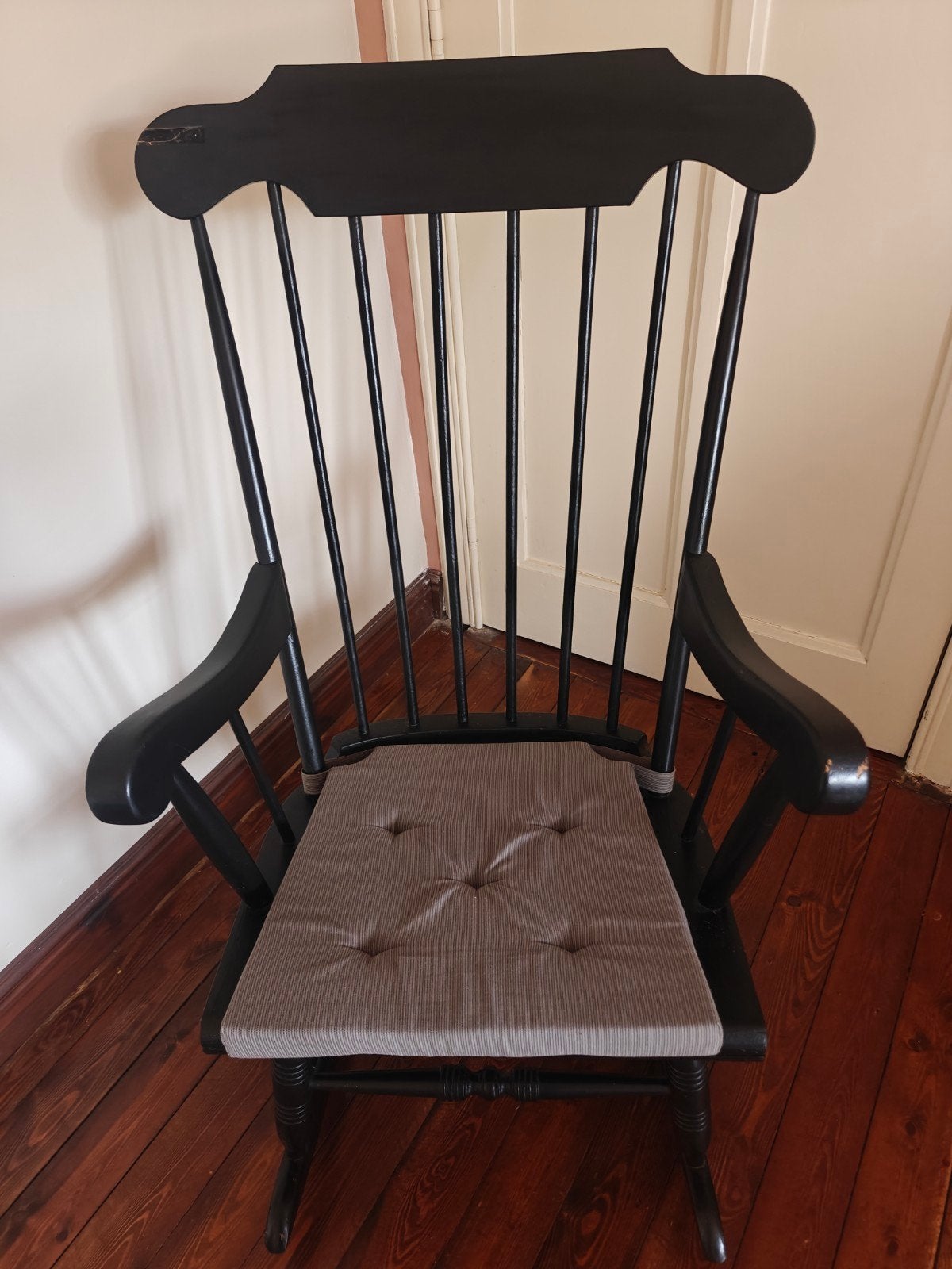 Fauteuil à bascule noir, Enlèvement
