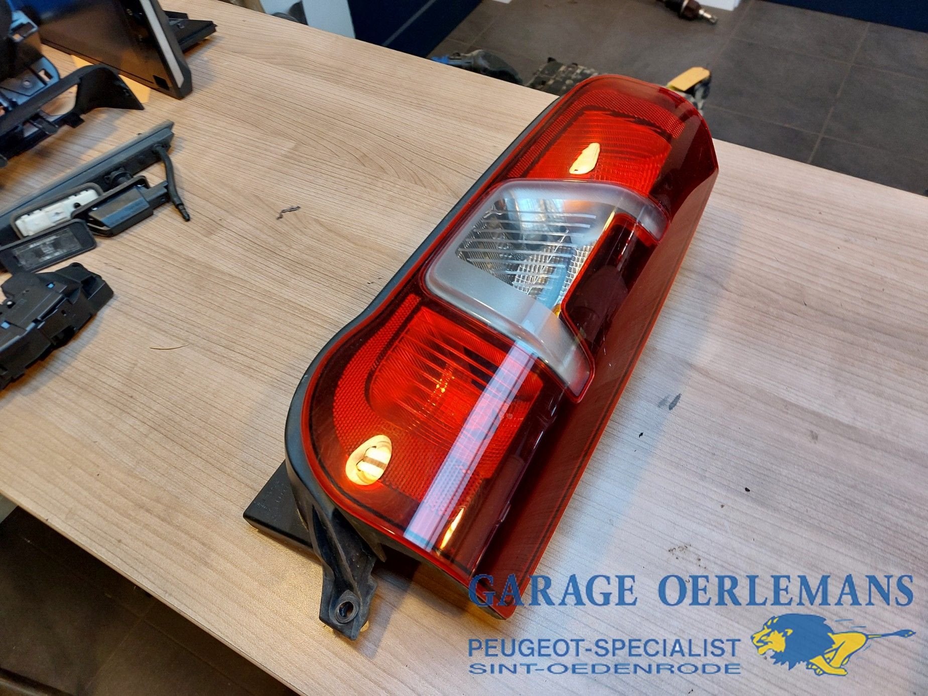 achterlicht rechts peugeot partner 2020, 982054880, Auto-onderdelen, Gebruikt, -, -, ARN erkend