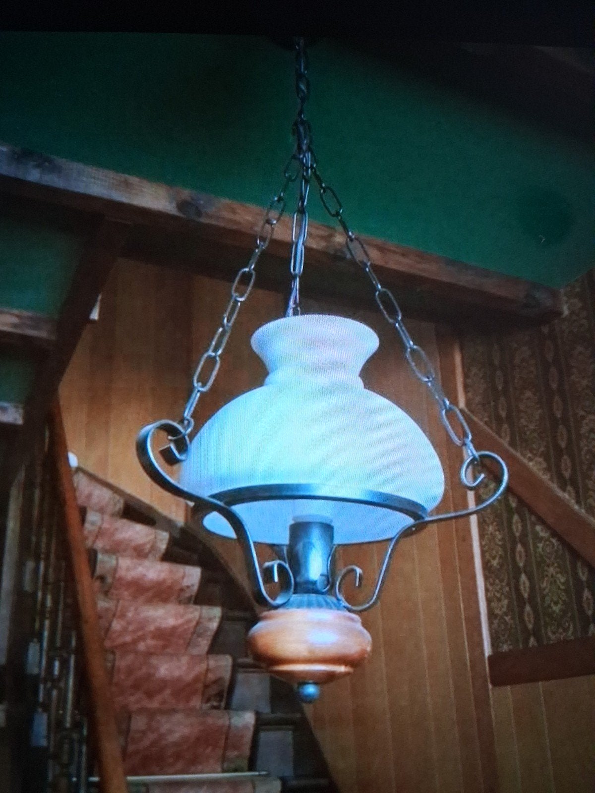 Hal hanglamp van hout/smeedijzer met witte opaline kap, Antiek en Kunst, Ophalen of Verzenden