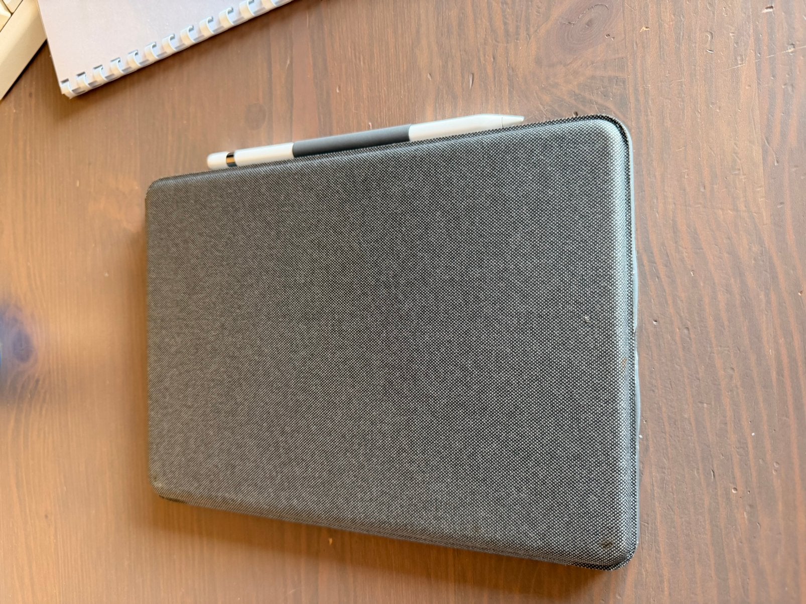 Apple iPad 9th generation + clavier logi tec + apple pencil, Informatique & Logiciels, Apple iPad Tablettes, Autres modèles, Wi-Fi