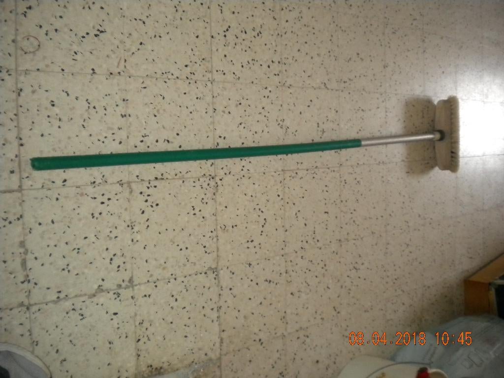 Schuurborstel met steel, Ophalen