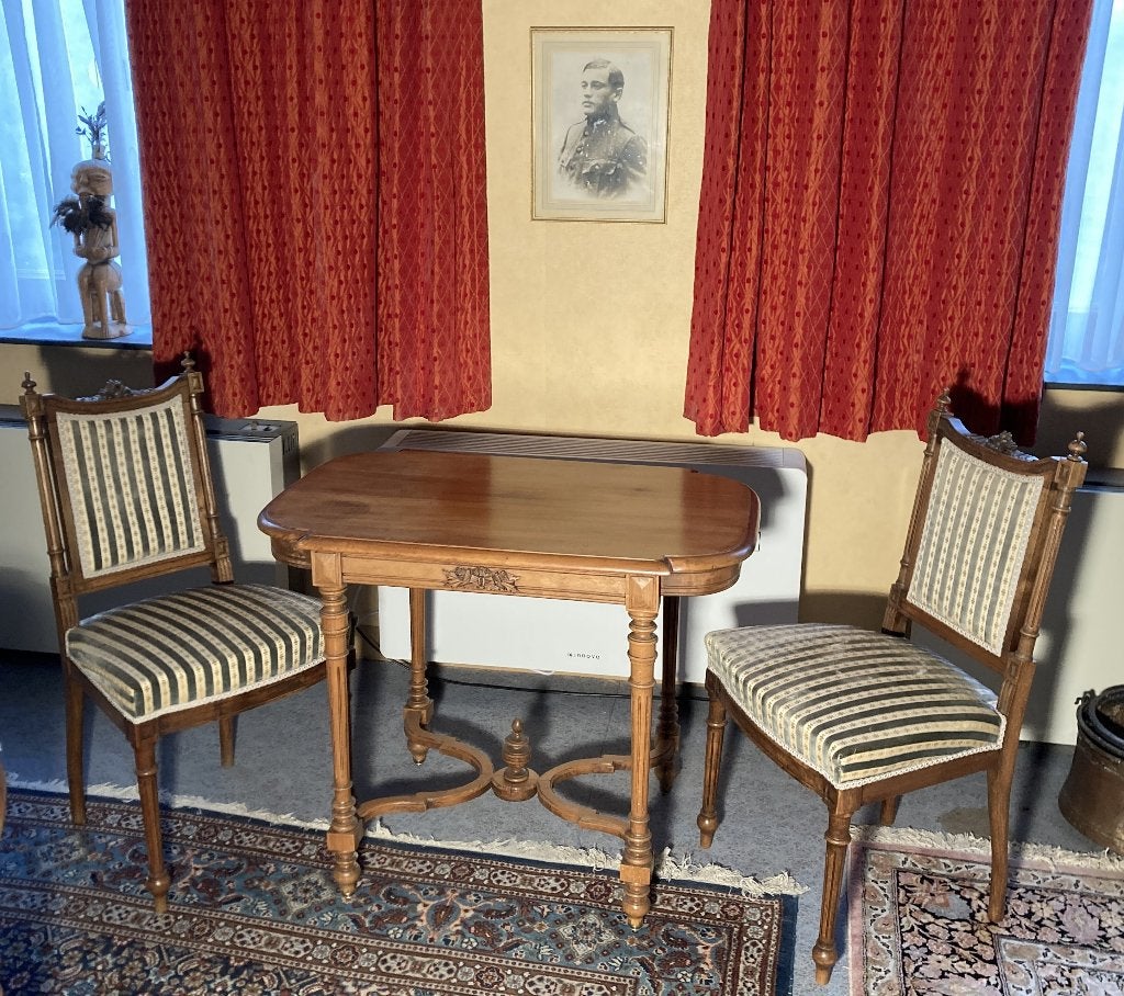 Petite table de style avec deux chaises assorties (19e ?), Enlèvement