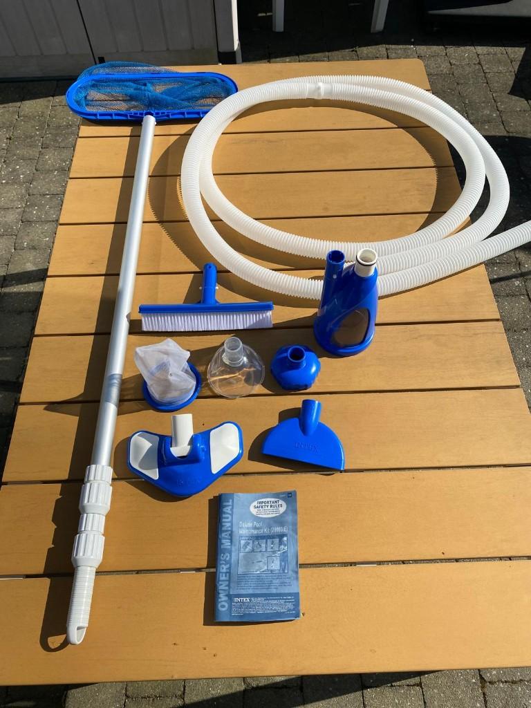 Deluxe Pool Maintenance Kit (28003/E), Jardin & Terrasse, Accessoires de piscine, Enlèvement, Utilisé, Autres types