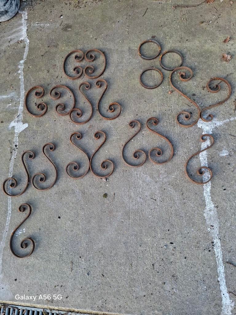 Volutes décoratives en fer forgé