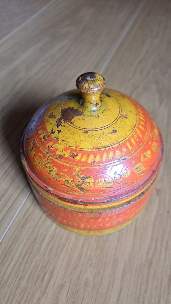 Boite ancienne en bois tourné laqué gravé-Inde/Pakistan XIXe, 11 cm, Enlèvement ou Envoi, Bois, Peint