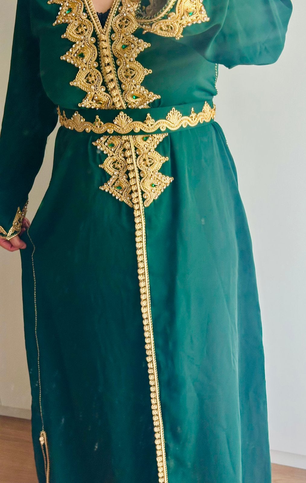Caftan avec ceinture vert foncé, Enlèvement, Porté, Vert, Robe de gala