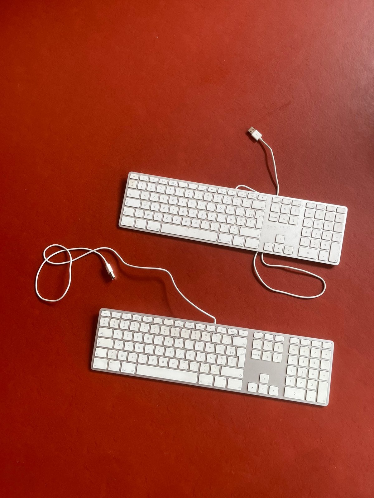 2x mac toetsenbord met usb aansluiting, Computers en Software, Toetsenborden, Ophalen of Verzenden, Zo goed als nieuw