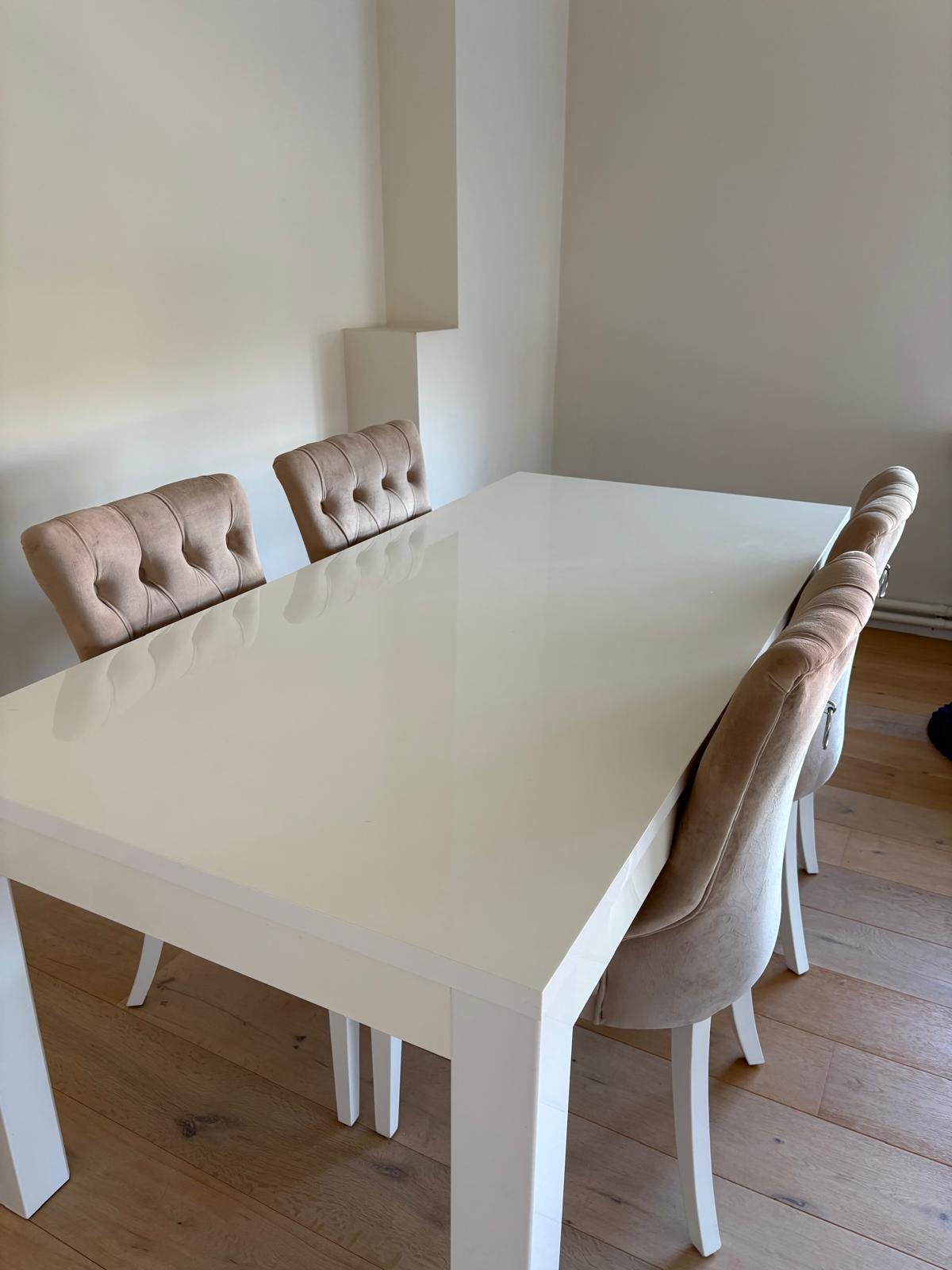 Tafelset met wit tafel en 4x bruine stoelen, Huis en Inrichting, Ophalen, Zo goed als nieuw
