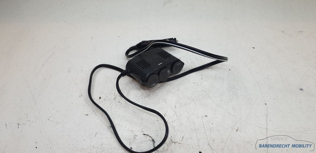 Prise universelle 12 V avec 3 sorties + USB, fusible 10 A, Fabrikant BV, Utilisé, Info@fabrikant.eu, Fabrikantstraat 1
1000 AA  Amsterdam, NL