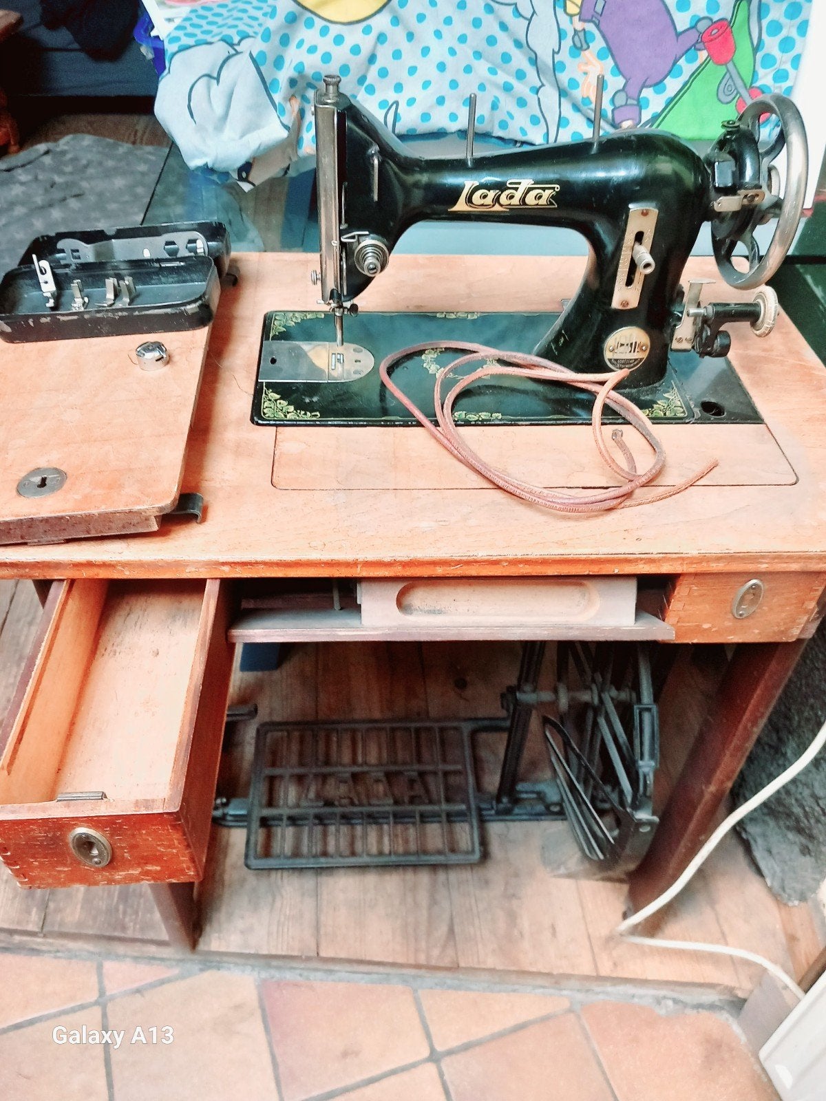 ancienne machine à coudre et boîte à couture., Enlèvement