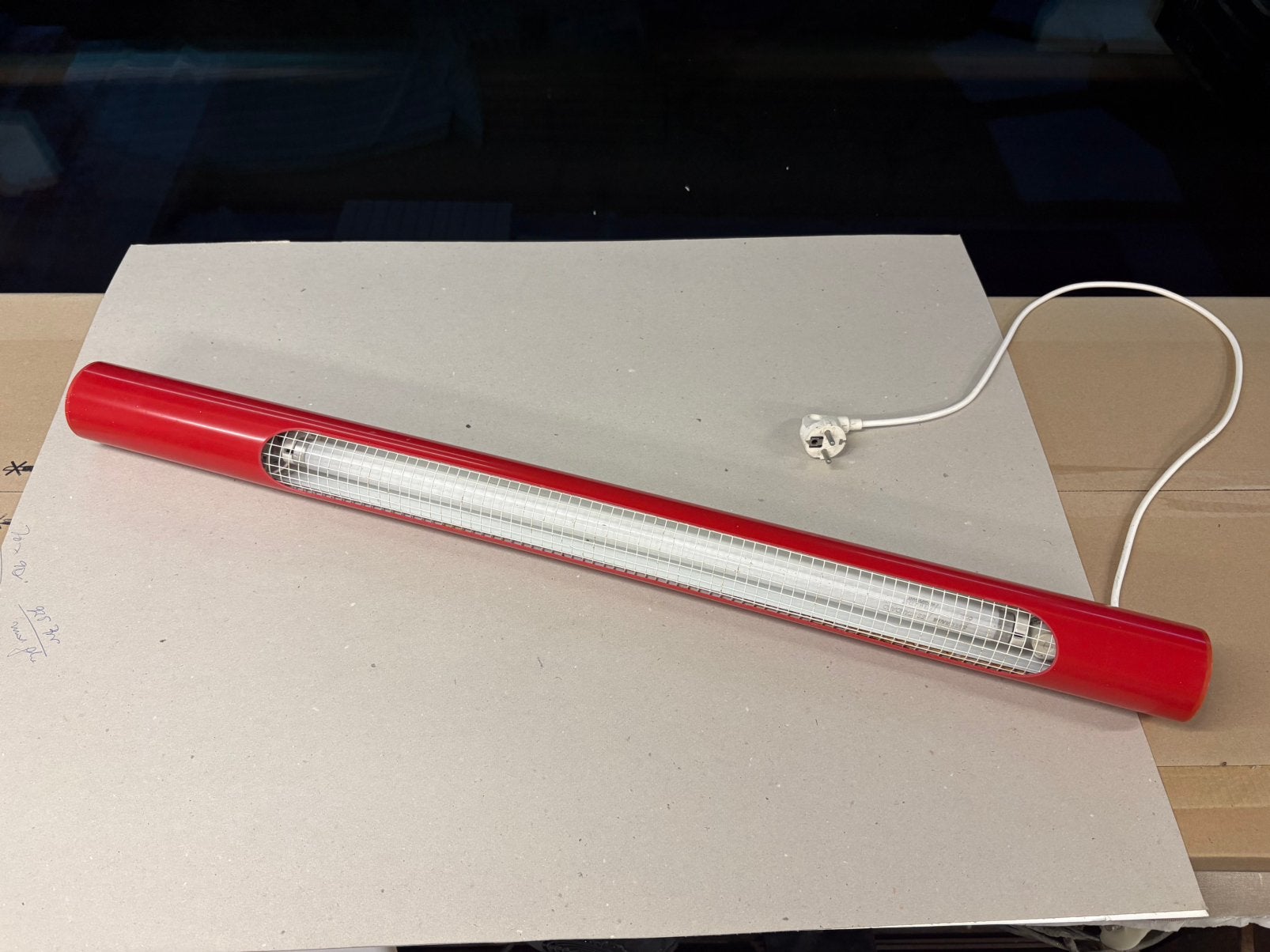 Rode hanglamp 90 vm met buislamp 60cm (jaren 80), Ophalen, Kunststof, G13 (TL), Kleurrijk uit de jaren 80.