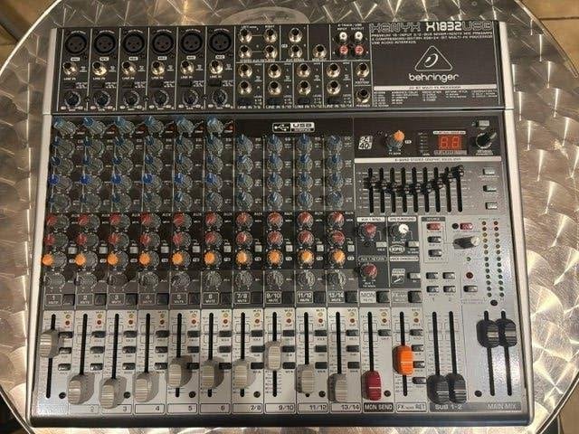 Console de mixage USB Behringer Xenyx X1832, Enlèvement ou Envoi, Comme neuf, 10 à 20 canaux