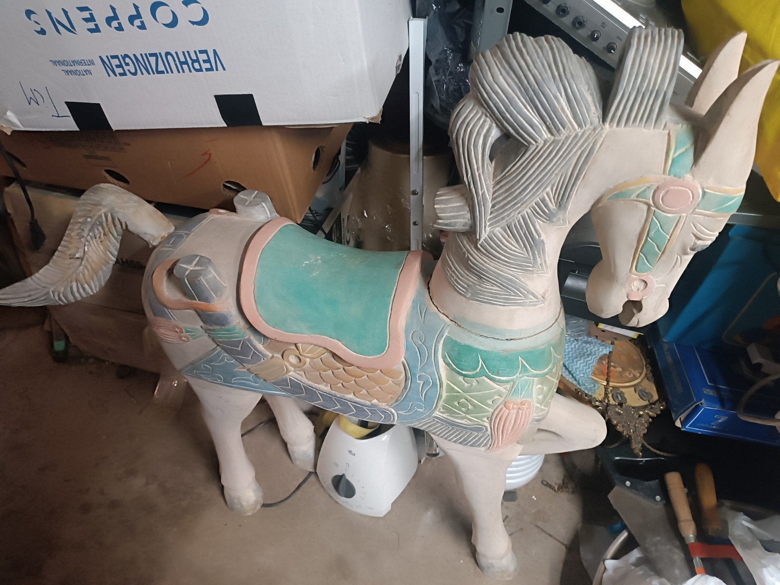 De jolis objets anciens pour un marché aux puces, Enlèvement