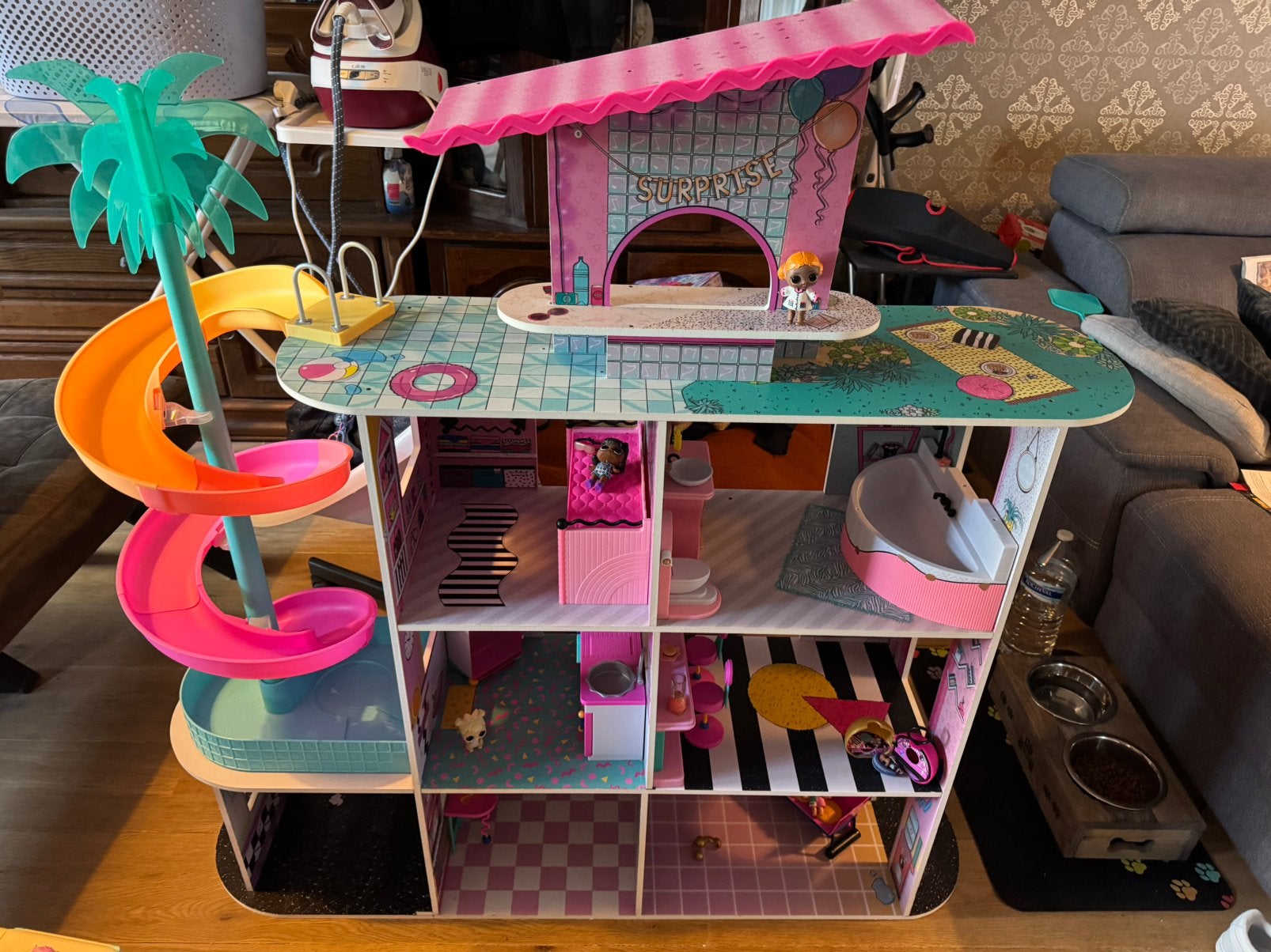 Groot houten LOL poppenhuis, Kinderen en Baby's, Speelgoed | Poppenhuizen, Ophalen, Zo goed als nieuw, Poppenhuis