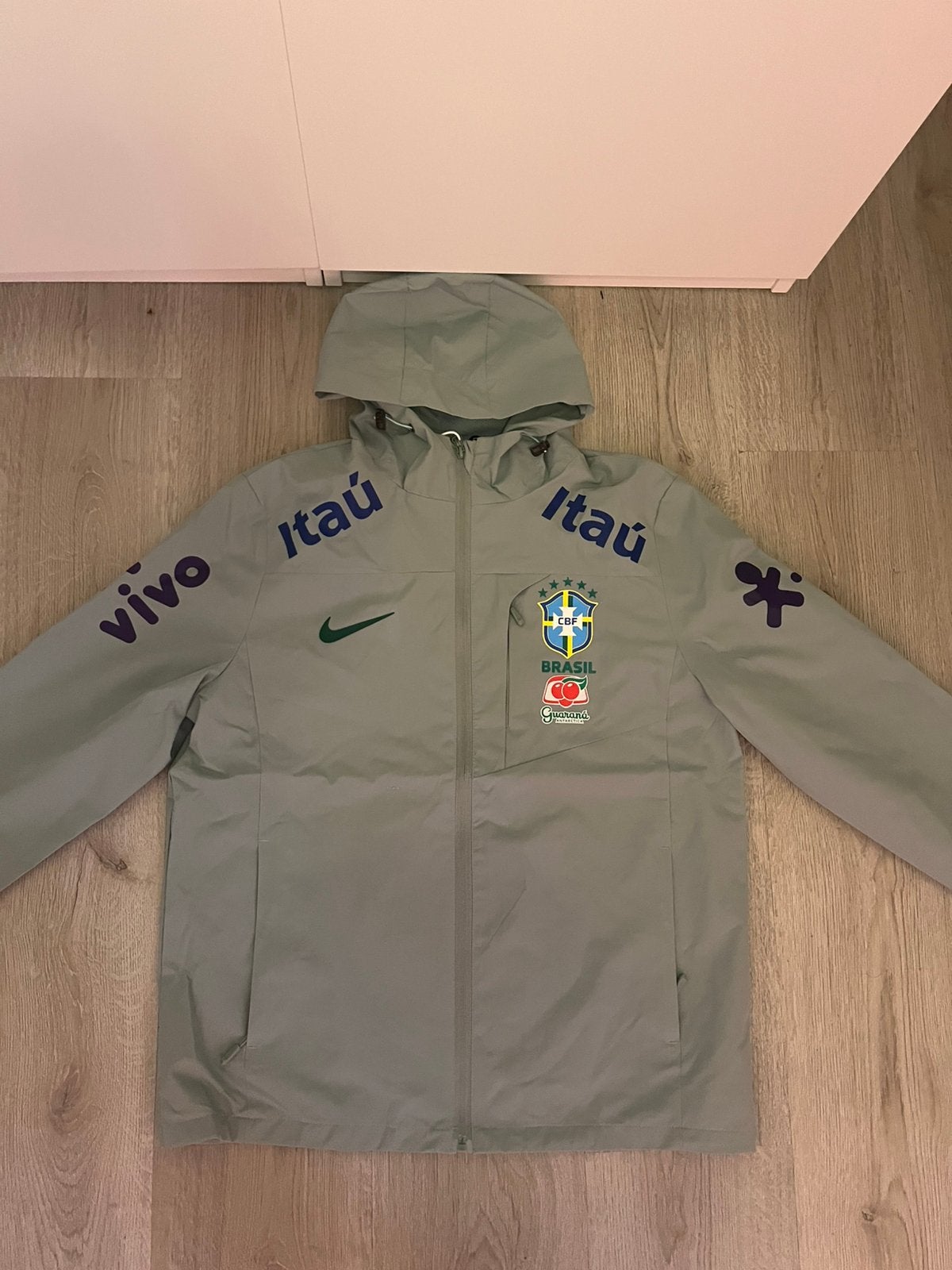 Veste Nike Brésil CBF Gore-Tex - Vert Kaki - Taille M⁠, Enlèvement ou Envoi, Comme neuf, Vert