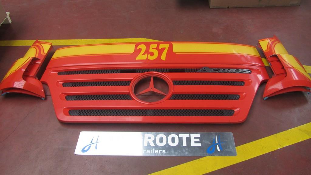 Grille + cabinehoek MP2 Megaspace, Gebruikt, Mercedes-Benz, Carrosserie en Plaatwerk