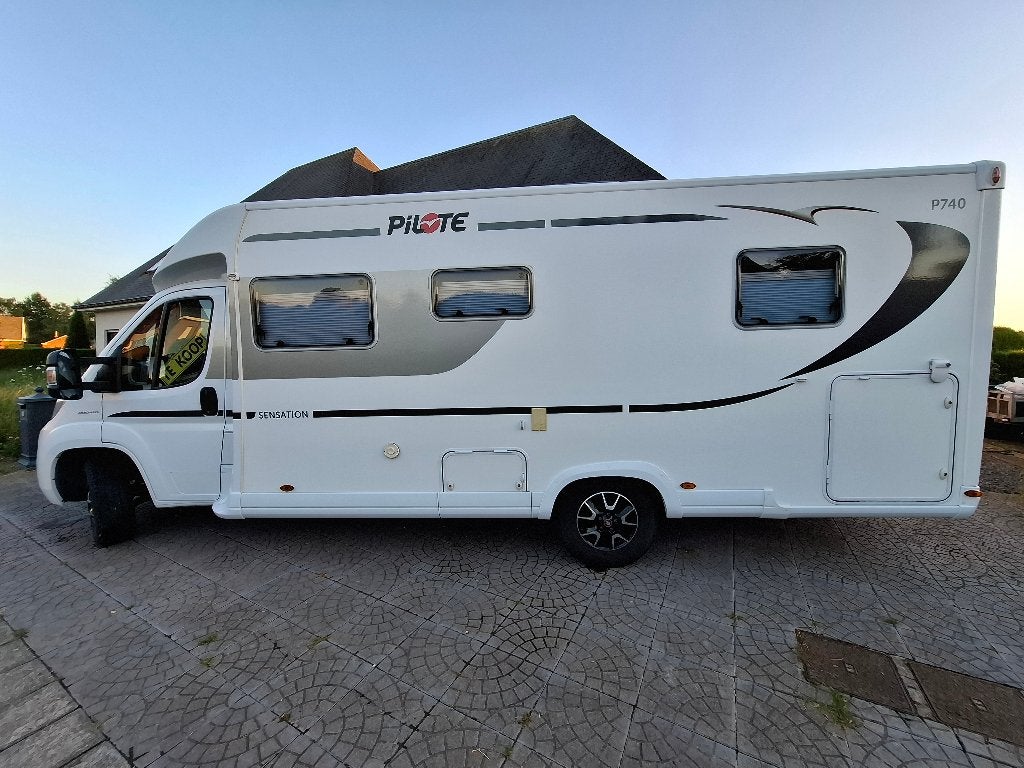 Prachtige halfintegraal camper, Automaat, Chemisch toilet, Standaard zit, Ringverwarming