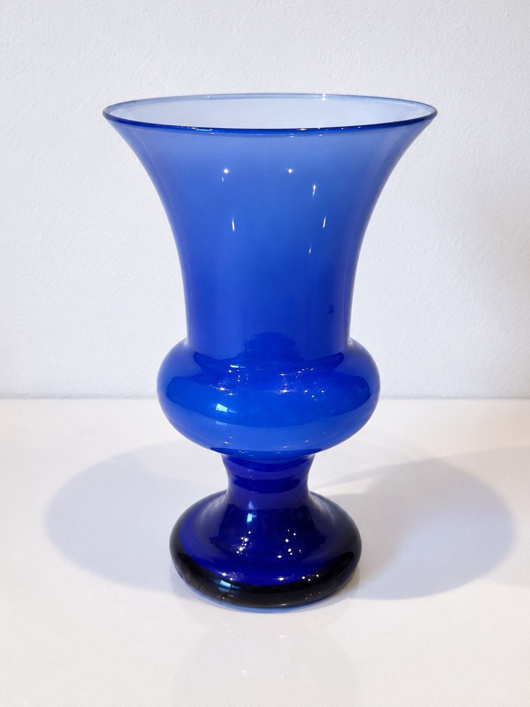Vase calice vintage en verre bleu cobalt soufflé à la bouche, Enlèvement ou Envoi