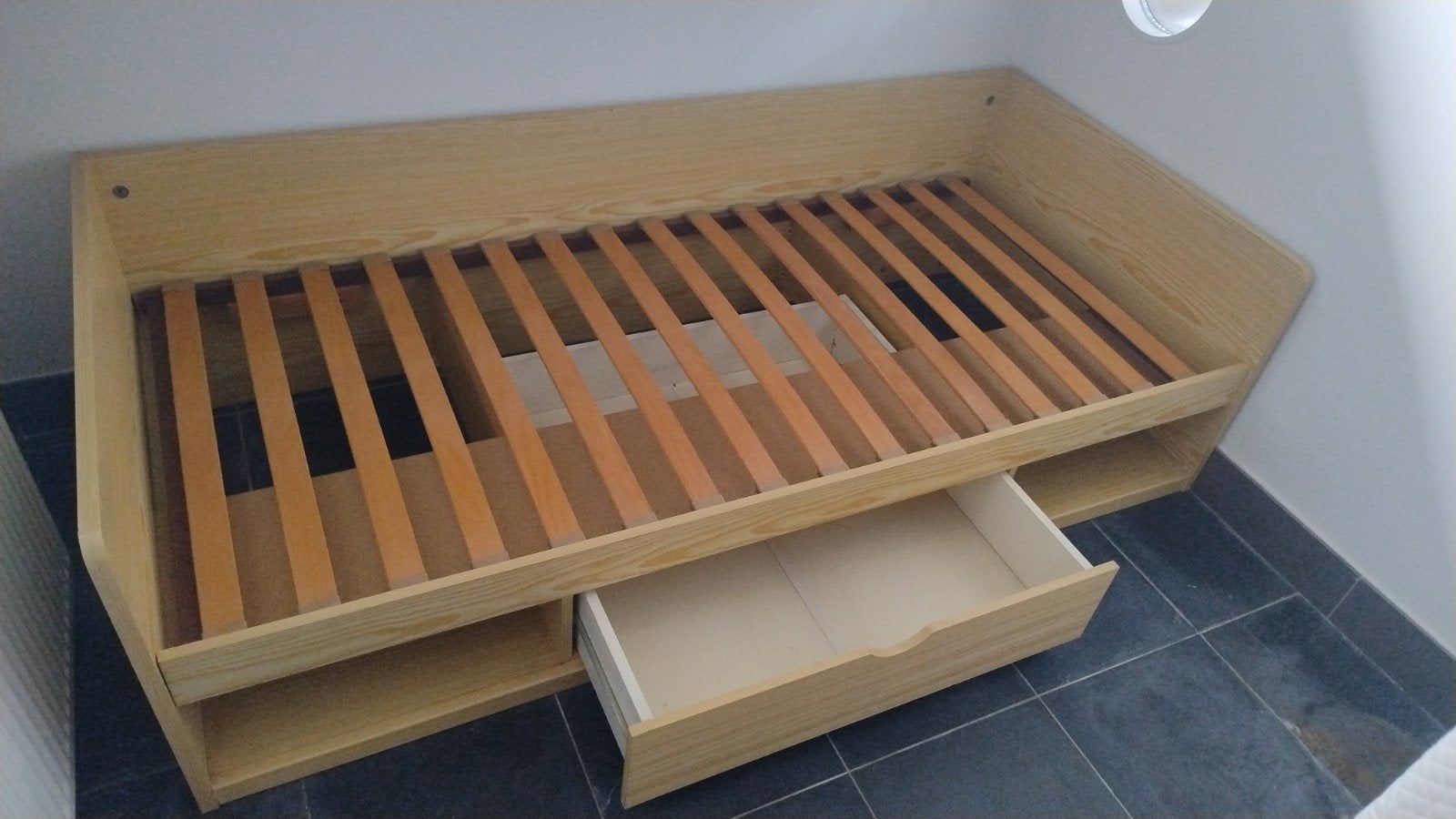 Stevig 1 persoons bed, Antiek en Kunst, Ophalen
