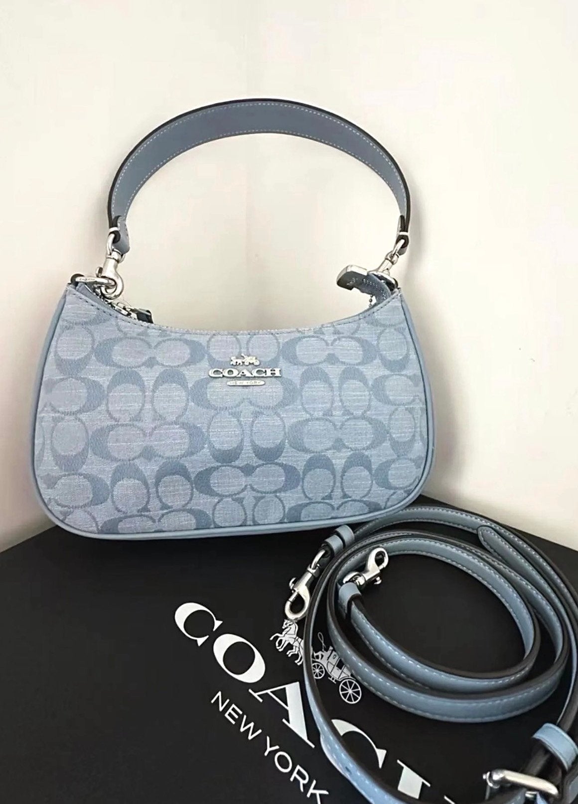 Nieuwe blauwe Coach Teri tas in de dustbag, Handtassen en Accessoires, Ophalen of Verzenden, Nieuw, Blauw, Schoudertasje